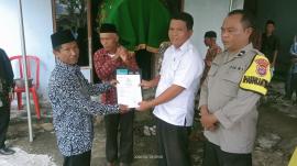 Penyerahan akta kematian almarhumah Ibu Wasikem secara langsung sebelum jenazah di makamkan